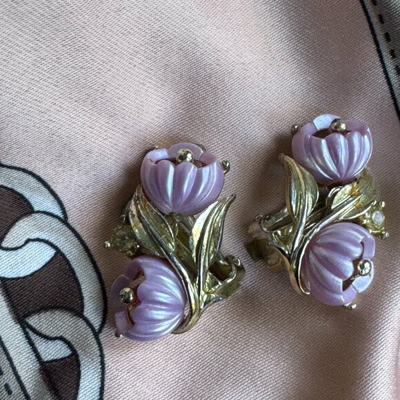 Vintage Molded Resin &‎ Enamel Flower Clip on Earrings - Picture 4 of 5
